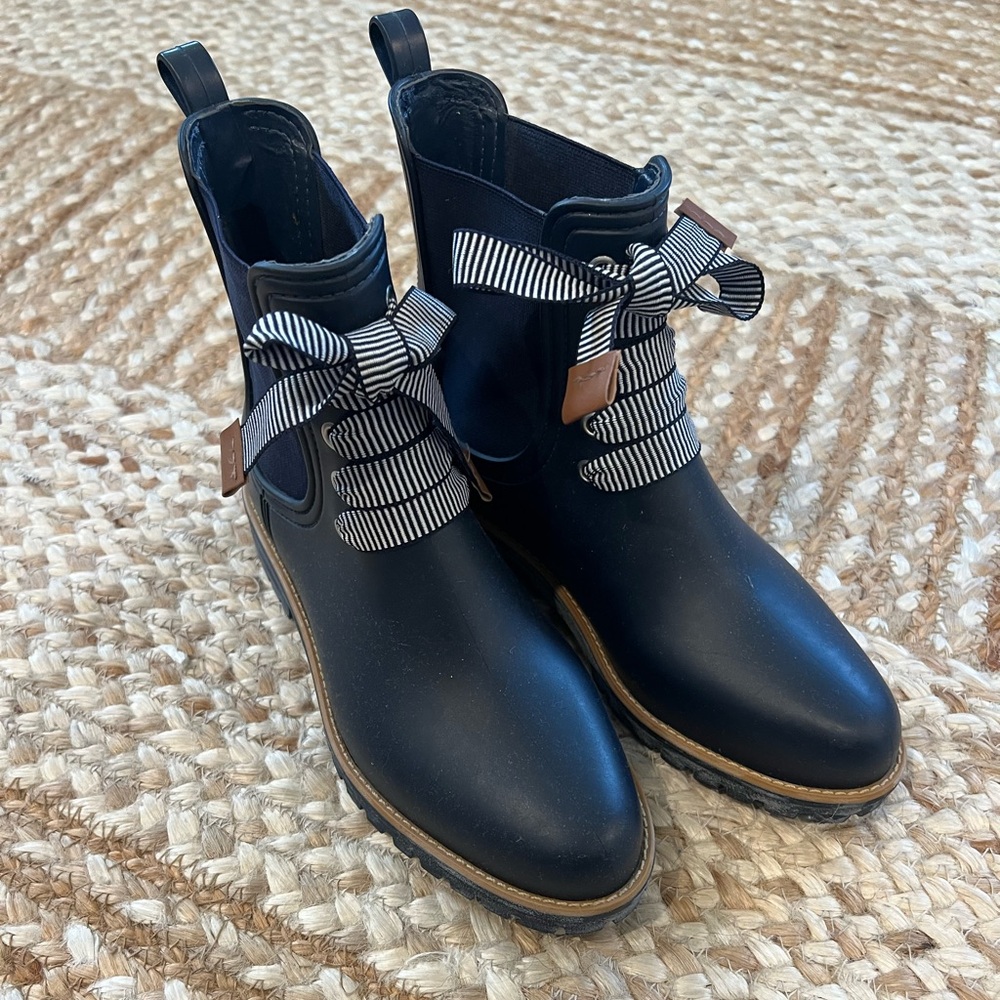 Bernardo Navy Zina Rain Boots with Striped Laces!! Perfect condition - sz 6
